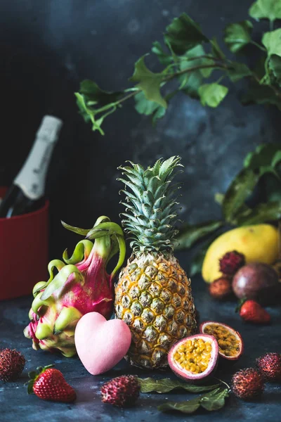 Frutas Tropicais Diferentes Superfície Escura — Fotografia de Stock