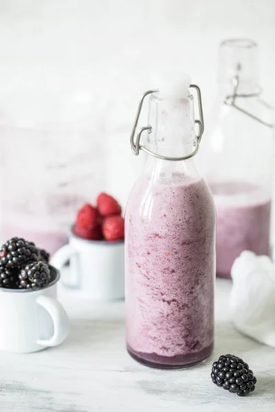 Vista Cerca Botellas Con Yogur Bayas —  Fotos de Stock