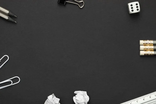 黒い紙の背景にオフィス用アクセサリ — ストック写真