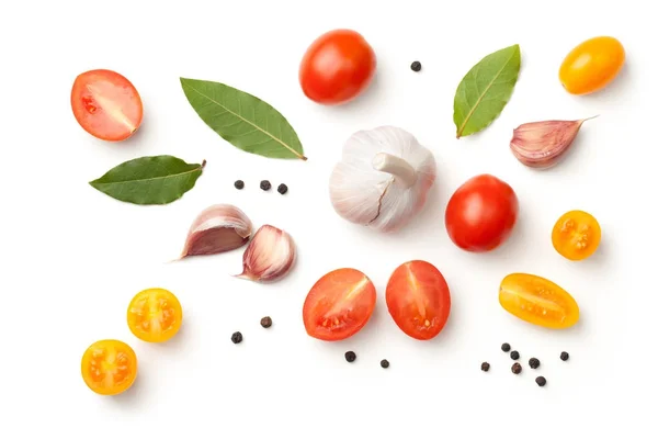 Tomates, ail, feuilles de laurier et maïs poivré isolés sur du Ba blanc — Photo