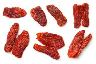 Beyaz arka planda izole edilmiş kuru domatesler.