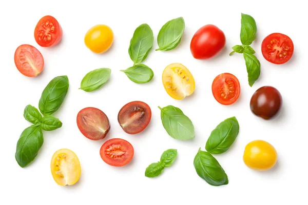 Tomates y hojas de albahaca aislados sobre fondo blanco —  Fotos de Stock