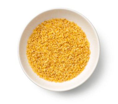 Beyaz arka plan üzerinde izole kase kuru buğday bulgur, tahıllar