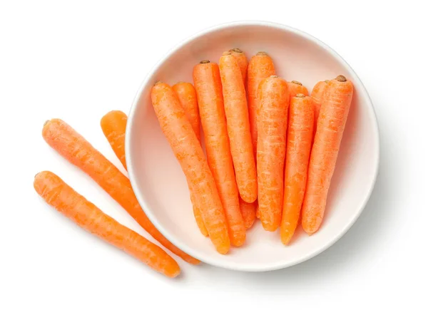 Baby-Karotten in Schüssel isoliert auf weißem Hintergrund — Stockfoto