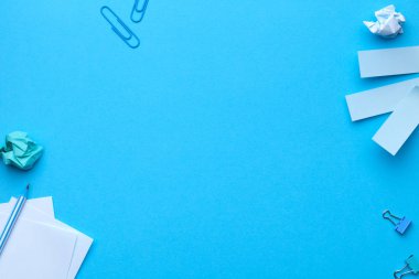 Okul, ofis aksesuarları mavi zemin üzerine