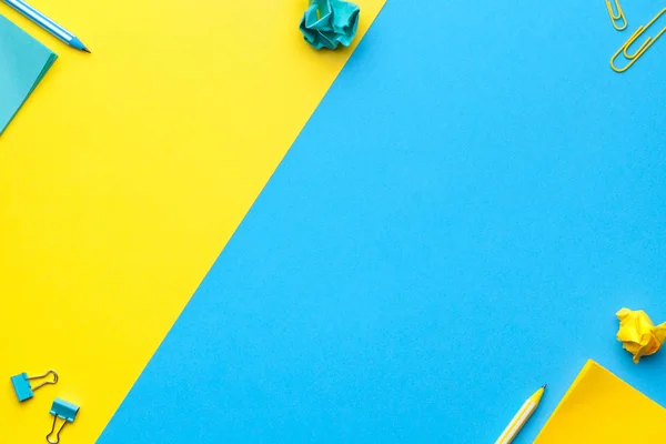 School, toebehoren voor kantoor op blauwe, gele achtergrond — Stockfoto