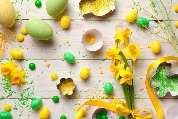 Påsk bakgrund med påskägg och vårblommor — Stockfoto