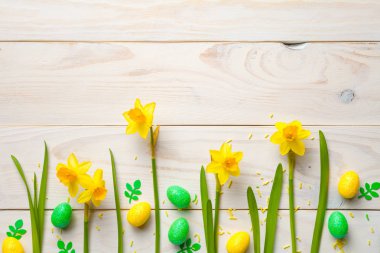 Paskalya yumurtaları ve bahar çiçekleriyle Paskalya arkaplanı