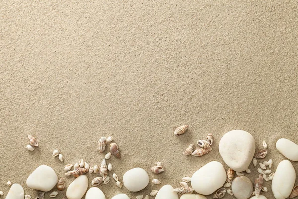 Homok, strand háttér-val kagyló és kövek — Stock Fotó
