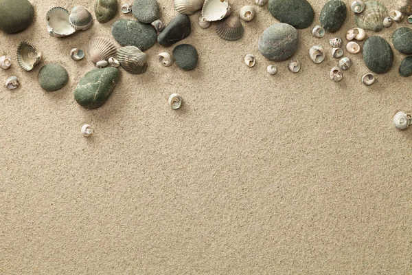 Песок, пляжный фон с раковинами и камнями — стоковое фото