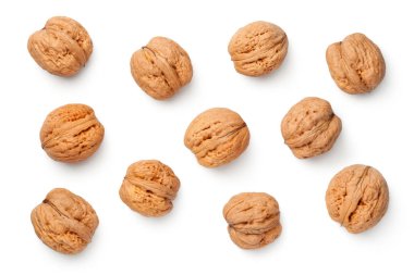 Beyaz arkaplanda izole edilmiş cevizler