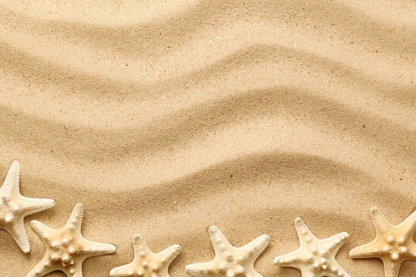 Starfishes Vågig Sand Bakgrund För Sommardesign Ovanifrån Platt Ligg — Stockfoto