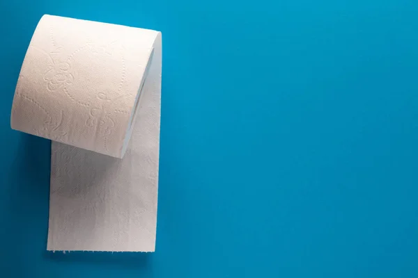 Mavi Arka Planda Tuvalet Kağıdı Rulosu Yukarıdan Bak Düz Yatıyordu — Stok fotoğraf