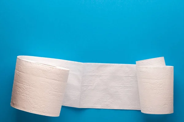 Roll Toilet Paper Blue Background Copy Space Piso Plano Vista — Foto de Stock