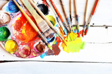 Boyalar ve fırçalar. 