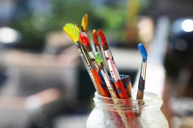 Boyalar ve fırçalar. 