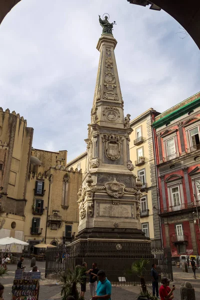 Iglesia de San Domenico Maggiore y estatua de Santo Domingo en Nápoles — Foto de Stock