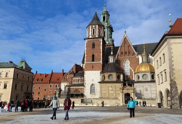 Tourists in the territory of the Wawel castle in Krakow. — Stock Photo, Image