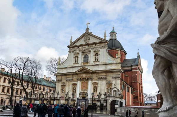 Туристы смотрят на церковь Святых Петра и Павла в Кракове, Польша , — стоковое фото