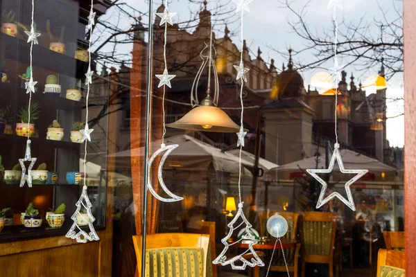 Weihnachtsdekoration am Fenster des Cafés in Krakau. Stockbild