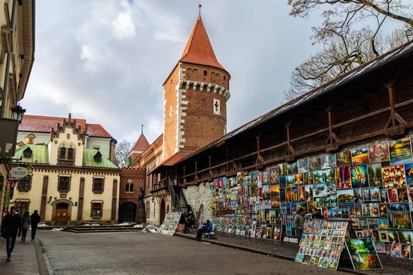 Galerij van foto's van straatartiesten rond de Florian Gate op winter in historische deel van Krakau Stockfoto
