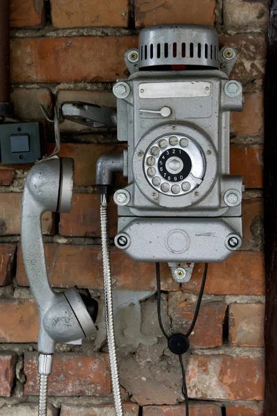 Altes Telefon an der Wand lizenzfreie Stockbilder