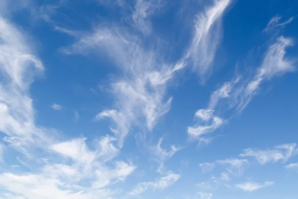 Blauwe lucht met wolken Stockfoto