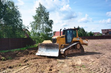 Buldozer. Tırtıl mı? Site yerleşimi.