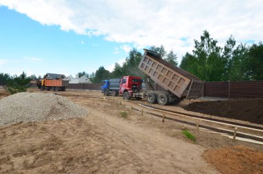 Boşaltma kamyonlar sitesinde. Çevre düzenlemesi.