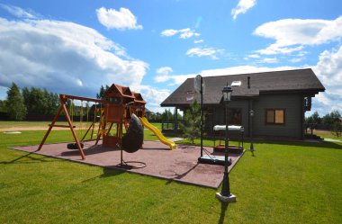 Ahşap kır evi. Landscape.Children'ın Bahçesi