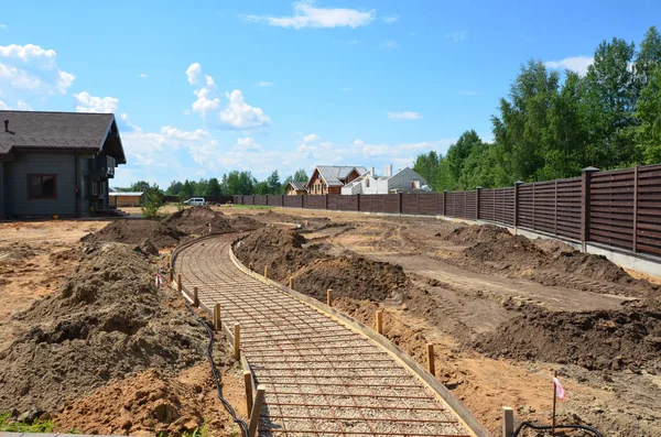 Устройство укреплено гравийным основанием под дорожкой. Страна — стоковое фото