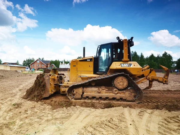 Bulldozer. Caterpillar. De lay-out van de site. Rechtenvrije Stockfoto's