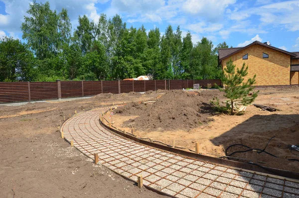 Het apparaat is versterkte grind base onder de loopbrug. Land Rechtenvrije Stockafbeeldingen