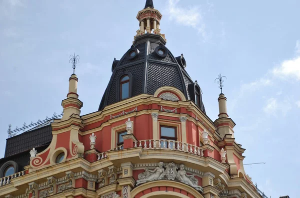 Övervåningen och tornet på taket av renoverade huset — Stockfoto