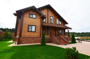 Profiled barlar manzara des ile arsa üzerinde ahşap ev