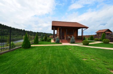 Peyzaj tasarımı bir ev sitede. Russia.A ahşap
