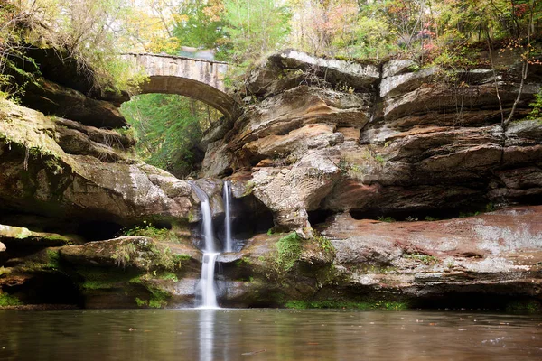 Bridge and Waterfall in Hocking Hills State Park, Ohio — Stock Photo, Image