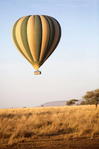 Balon na ogrzane powietrze w Serengeti, Tanzania — Zdjęcie stockowe