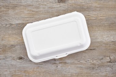 Tek kullanımlık yemek tepsisi