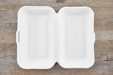 Tek kullanımlık yemek tepsisi