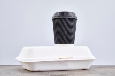 Tek kullanımlık yemek tepsisi