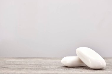 Bir kalıp sabunun stüdyo fotoğrafı.