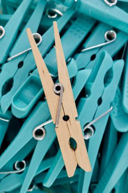 Elbise askılarının stüdyo fotoğrafı.