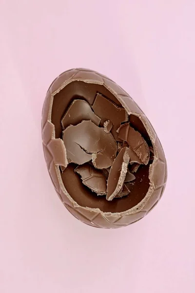 一张巧克力复活节彩蛋的工作室照片 — 图库照片