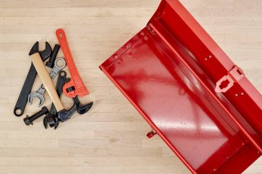 Bir alet çantasının yakın çekim görüntüsü.