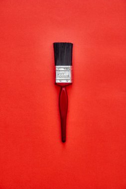 kırmızı boya fırçası