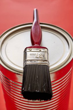 kırmızı boya fırçası