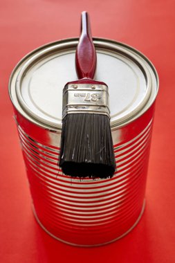 kırmızı boya fırçası