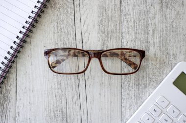 Okuma gözlüklerinin stüdyo fotoğrafı.