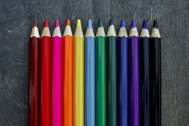 Renkli kalemlerin yakın çekim fotoğrafı.